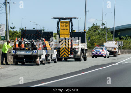 Eine Straße arbeitet resurfacing Team auf der Autobahn M1 in Queensland, Australien Stockfoto