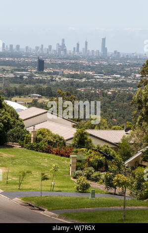 In der Ferne die Skyline von Surfers Paradise aus einem Wohngebiet an der Gold Coast in Queensland, Australien Stockfoto