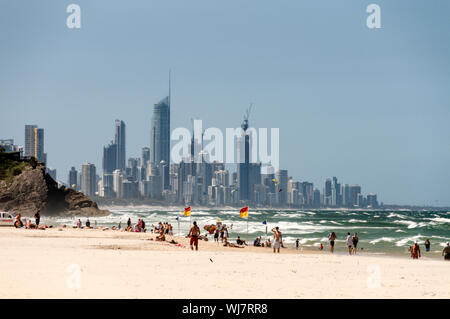 Fernsicht von Surfers Paradise von Burleigh Kopf an der Gold Coast in Queensland, Australien Stockfoto