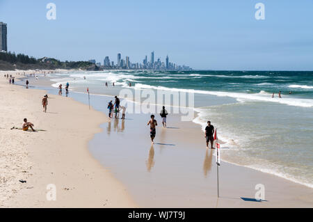 Fernsicht von Surfers Paradise von Burleigh Kopf an der Gold Coast in Queensland, Australien Stockfoto