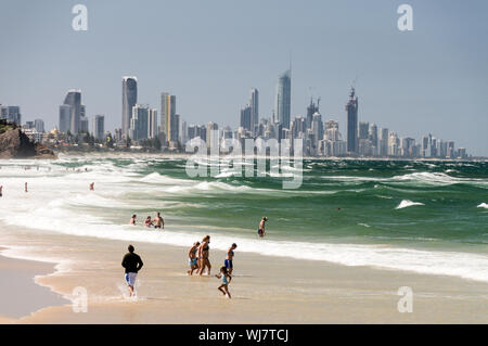 Fernsicht von Surfers Paradise von Burleigh Kopf an der Gold Coast in Queensland, Australien Stockfoto