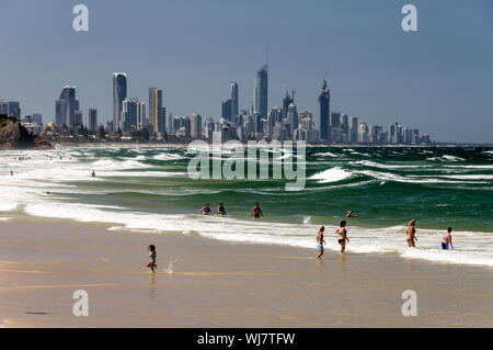 Fernsicht von Surfers Paradise von Burleigh Kopf an der Gold Coast in Queensland, Australien Stockfoto