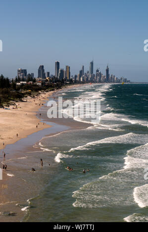 Fernsicht von Surfers Paradise von Burleigh Kopf an der Gold Coast in Queensland, Australien Stockfoto