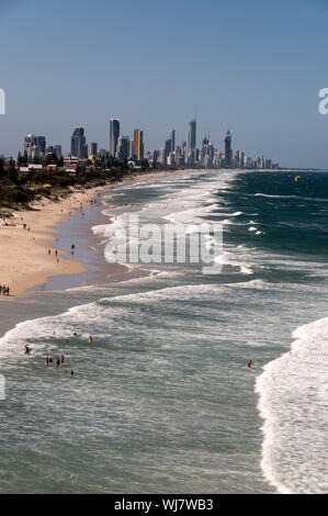 Fernsicht von Surfers Paradise von Burleigh Kopf an der Gold Coast in Queensland, Australien Stockfoto