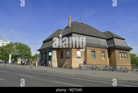 Anzeigen, Draußen, Draußen, Draußen, Außen, Bahnhof, Berlin, Charlottenburg-Wilmersdorf, Deutschland, Messe ICC im Norden, S-Bahn st Stockfoto