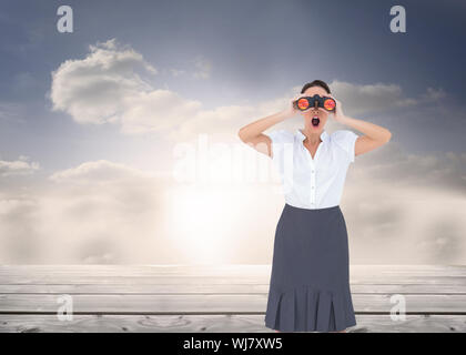 Zusammengesetztes Bild schockiert elegante Geschäftsfrau Blick durch ein Fernglas beim posieren Stockfoto