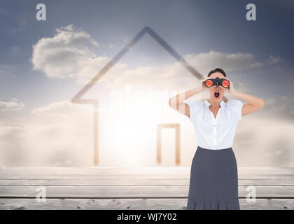 Zusammengesetztes Bild schockiert elegante Geschäftsfrau Blick durch ein Fernglas beim posieren Stockfoto