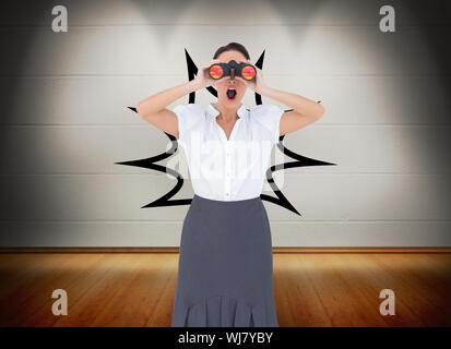 Zusammengesetztes Bild schockiert elegante Geschäftsfrau Blick durch ein Fernglas beim posieren Stockfoto