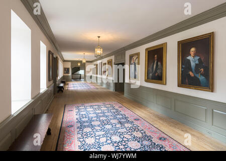 Korridor von Porträts innerhalb der historischen Wren Gebäude auf dem Campus der William and Mary College in Williamsburg, Virginia am 25. Juli 2019 Stockfoto