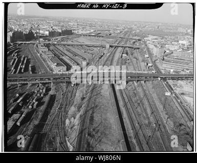 HONEYWELL STREET BRIDGE UND ERHÖHTE DER U-BAHN BRÜCKE SUNNYSIDE YARDS. LONG ISLAND CITY, QUEENS CO., NY. Sec. 1411, MP 3.55. - Nordosten Railroad Corridor, Amtrak Route zwischen New York und New Jersey-New York-Connecticut staatlichen Linien, New York, New York County, NY Stockfoto