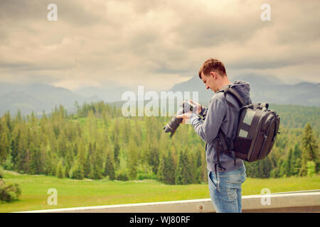 Natur-Fotograf Fotografieren in den Bergen. Stockfoto