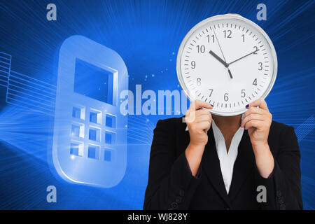 Zusammengesetztes Bild der Geschäftsfrau im Anzug hält eine Uhr Stockfoto