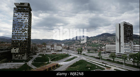 13. Mai 1993 während der Belagerung von Sarajevo: Der Blick nach Osten von der Holiday Inn Hotel in Richtung der alten Stadt, entlang der Sniper Alley. Auf der linken Seite ist einer der beiden UNIS Türme und auf der rechten der Exekutivrat/Assembly Building, die beide durch die bosnisch-serbischen Truppen belagern. Stockfoto