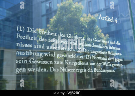 Artikel, Artikel 4, Berlin, Bundestag, Dani Karavan, Deutschland, Freiheit, Glas, Scheibe, Fensterscheiben, Glaswand, die Religionsfreiheit, Grundgesetz, b Stockfoto