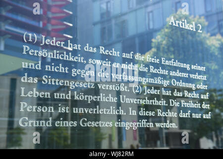 Artikel, Artikel 2, Berlin, Bundestag, Dani Karavan, Deutschland, Freiheit, Freiheit der Person, Glas, Scheibe, Fensterscheiben, Glaswand, Basic la Stockfoto