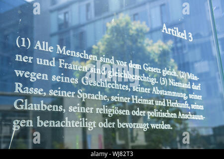 Artikel, Artikel 3, Berlin, Bundestag, Dani Karavan, Deutschland, Glas, Scheibe, Fensterscheiben, Glaswand, Gleichberechtigung, Gleichstellung, Grundgesetz, Basic Stockfoto