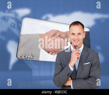 Das zusammengesetzte Bild von lächelnden Geschäftsmann holding Gläser auf weißem Hintergrund Stockfoto