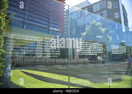 Artikel, Berlin, Bundestag, Dani Karavan, Deutschland, Glas, Scheibe, Fensterscheiben, Glaswand, Grundgesetz, Grundgesetz 49, Grundrecht, fundame Stockfoto