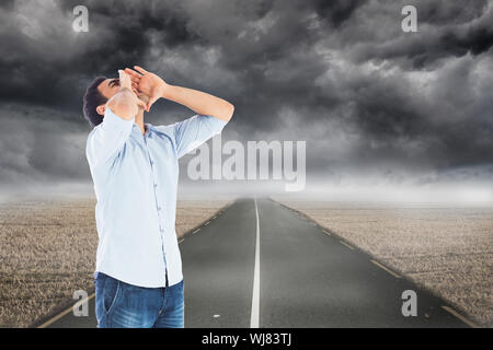 Zusammengesetztes Bild von Geschrei legerer Mann stehend Stockfoto