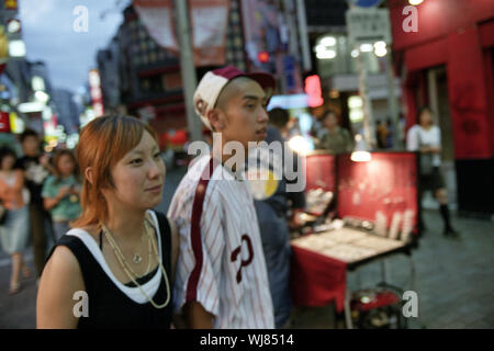 Ein japanisches Paar Einkaufen im Shibuya Distric, Tokio, Japan. Stockfoto