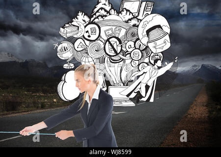 Zusammengesetztes Bild der blonden Geschäftsfrau ziehen ein Seil Stockfoto