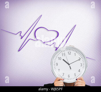 Das zusammengesetzte Bild der Unternehmerin in der Klage, die eine Uhr vor weißem Hintergrund Stockfoto