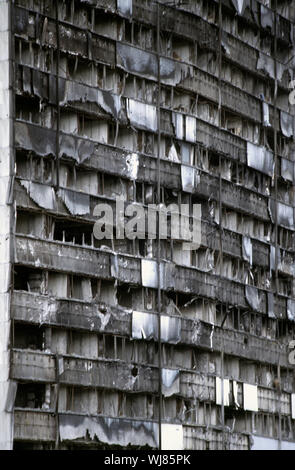 13. Mai 1993 während der Belagerung von Sarajevo: Detail der ausgebrannten oberen Etagen des Executive Council/Montagehalle am östlichen Ende der Zmaja od Bosne. Stockfoto