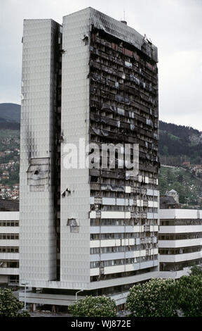 13. Mai 1993 während der Belagerung von Sarajevo: Die stark beschädigten Executive Council/Montagehalle am östlichen Ende der Zmaja od Bosne. Es wurde schon früh in die Belagerung durch Streitkräfte der bosnischen Serben waren kaum 200 Meter entfernt. Stockfoto