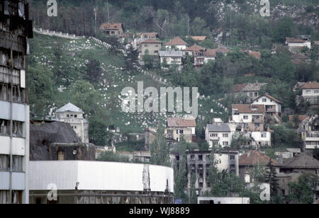 13. Mai 1993 während der Belagerung von Sarajevo: Kennzeichnung, die Teil der Front, der Alte jüdische Friedhof, über die stark beschädigten Executive Council/Assembly Building. Die bosnischen Serben wurden mit einer artillerie Position auf dem Friedhof verschanzt. Stockfoto