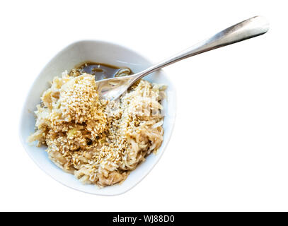 Französische Küche - frisch geriebener kohlrabi Salat mit Sesam und Abrichten von Honig, Balsamico und Olivenöl in weißer Keramik Schüssel mit Gabel o Stockfoto