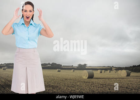 Zusammengesetztes Bild überrascht stilvolle Geschäftsfrau posiert Stockfoto