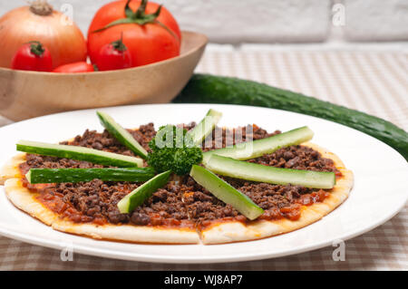 frisch gebackene Pizza türkische Rindfleisch mit Gurke obenauf Stockfoto