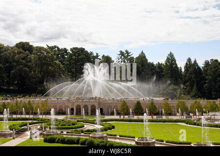 Main Brunnen Garten, Tanzen Wasser, Bäume, Sträucher, Gras, hohe Wasserspeier, Menschen, Landschaft, Wolken, Longwood Gardens; Kennett Square; PA; Penn Stockfoto