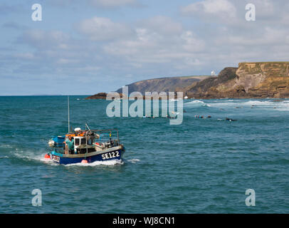 Fischtrawler Rückkehr in den Hafen, Bude, Cornwall, Großbritannien Stockfoto