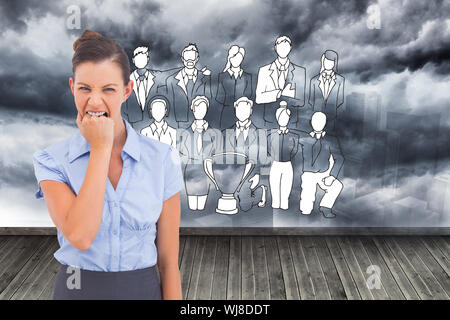 Zusammengesetztes Bild von wütenden Geschäftsfrau in die Kamera schaut Stockfoto