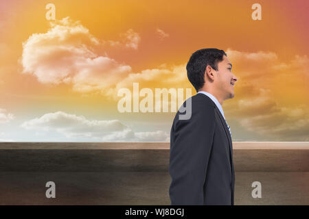 Zusammengesetztes Bild des lächelnden asiatischen Geschäftsmann Stockfoto