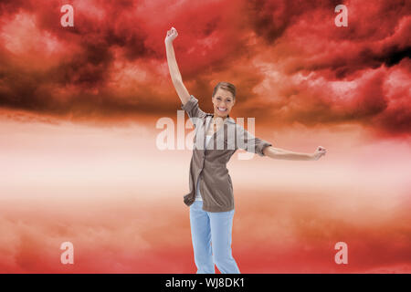 Zusammengesetztes Bild der glückliche Frau in die Luft springen Stockfoto