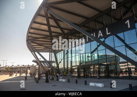 LYON, Frankreich - Juli 13, 2019: Haupteingang zum Terminal 1 des Aeroport de Lyon Saint Exupery Flughafen, vormals Satolas, der wichtigsten internationalen Flughafen Stockfoto