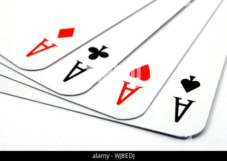 vier Asse auf weißen zeigt gewinnen oder Casino-Konzept Stockfoto