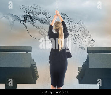 Zusammengesetztes Bild der blonden Geschäftsfrau ziehen an einer Kette Stockfoto
