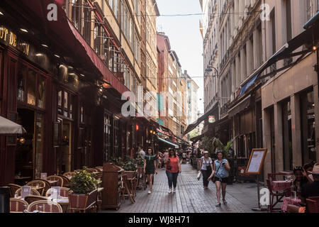 LYON, Frankreich - 13. JULI 2019: Touristen wandern in typischen Straße von Vieux Lyon (Altstadt Lyon) auf der Presqu'ile Bezirk mit Touristen vorbei in der Nähe von Stockfoto