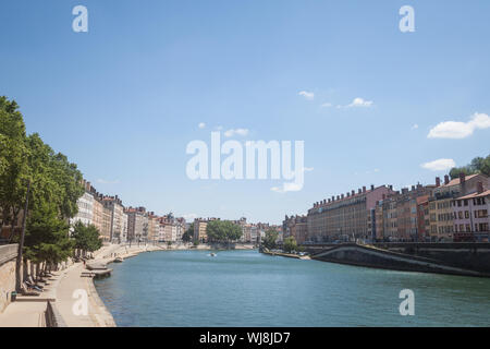 Panorama der Saone Fluss und die Quais de Saone Ufer und Fluss im Stadtzentrum von Lyon, mit einem Schwerpunkt auf den alten Fassaden der Pre Stockfoto