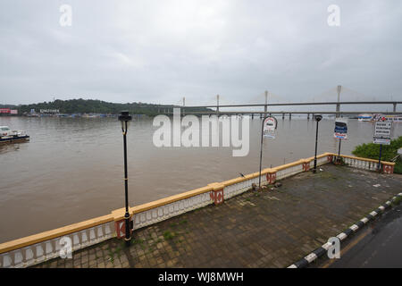 Fluss Mandovi mit Atal Setu (dritte mandovi Brücke). Panaji, Goa, Indien. Stockfoto