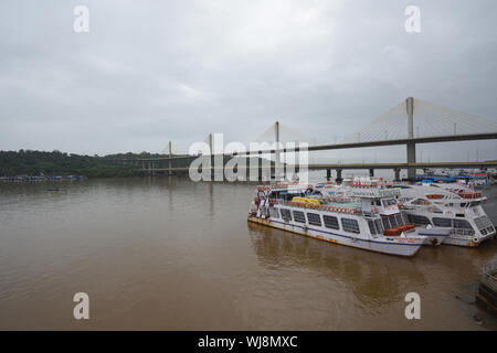 Fluss Mandovi mit Atal Setu (dritte mandovi Brücke). Panaji, Goa, Indien. Stockfoto