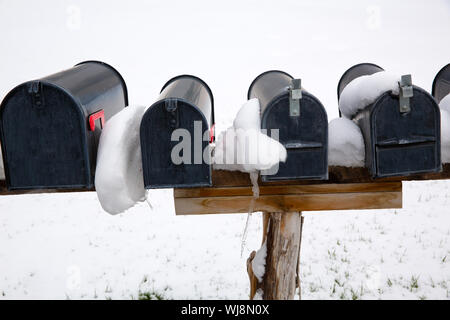 Nevada USA Postfächer in einer Reihe mit Schnee und Eis Stockfoto