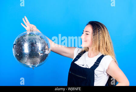 Party goer.Lets dance. Nachtleben. Party Element. bereit, um Spaß zu haben. Happy Birthday Party. Weihnachten oder Neujahr. event manager. Disco tanzen. feiert die Urlaub. Mädchen mit Disco ball. Stockfoto