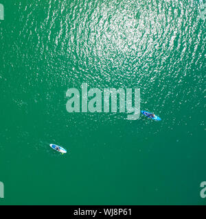 Luftaufnahme von SUP Boards auf dem Meer. Blick von oben auf die beiden paddleboard an einem sonnigen Tag. Blick von oben. Stockfoto