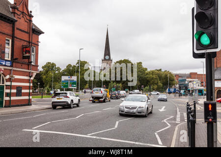 Parkgate in Darlington, England, Großbritannien mit der Ringstraße und St. Cuthberts Kirche im Hintergrund Stockfoto