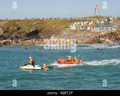 RNLI und Rettungsschwimmer während Rettungsboot Woche Ende an der Bude, Cornwall, Großbritannien Stockfoto