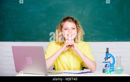 Student oder Lehrer. Pädagogisches Programm für begabte Jugendliche. Für Grant und Stipendium für begabte Schüler. Schüler Mädchen mit Laptop und Mikroskop. Eigene Forschung Projekt starten. Stockfoto